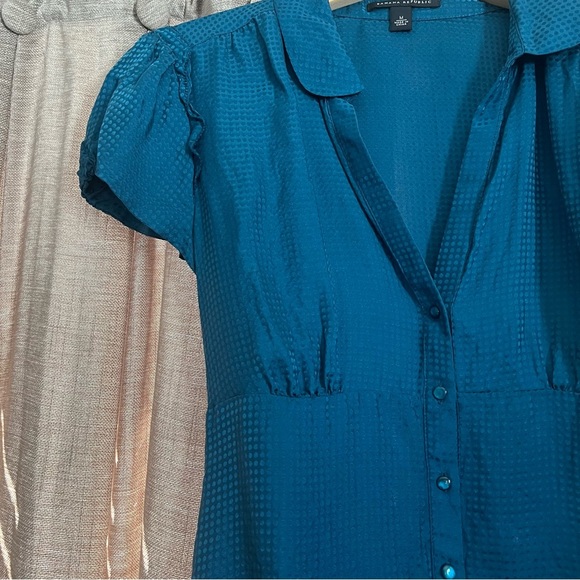 Banana Republic Teal Silk Polka Dot Tie Back Button-Up Blouse Size Medium - Picture 8 of 14